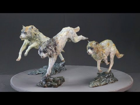 Trois loups en chasse