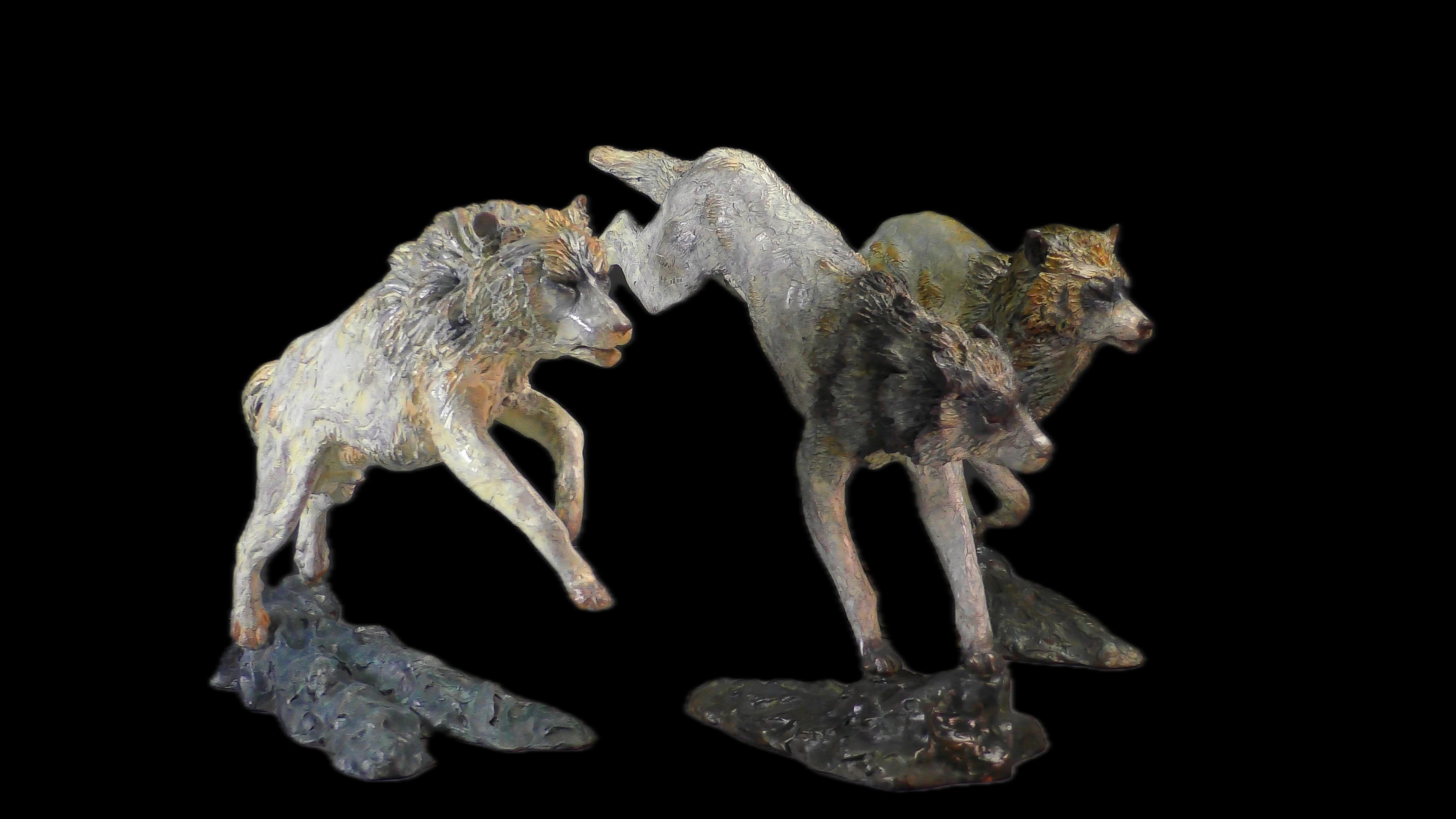 Trois loups en chasse